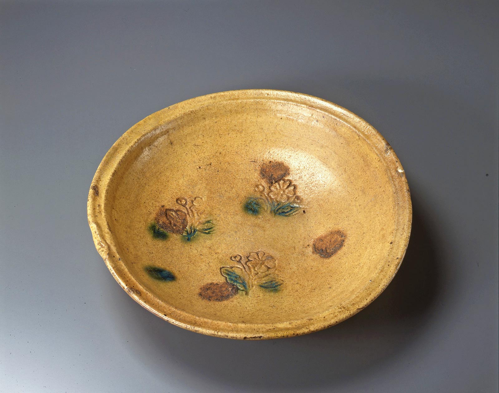 「黄瀬戸桜文平鉢」　美濃　桃山～江戸時代初期　16-17世紀