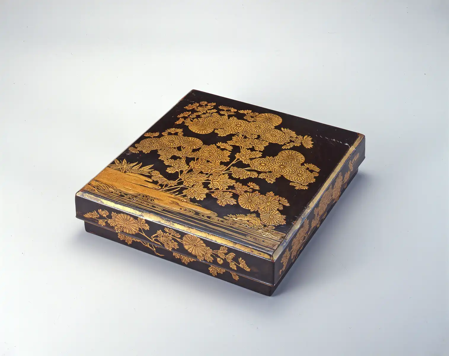 菊蒔絵硯箱、室町〜桃山時代　16世紀