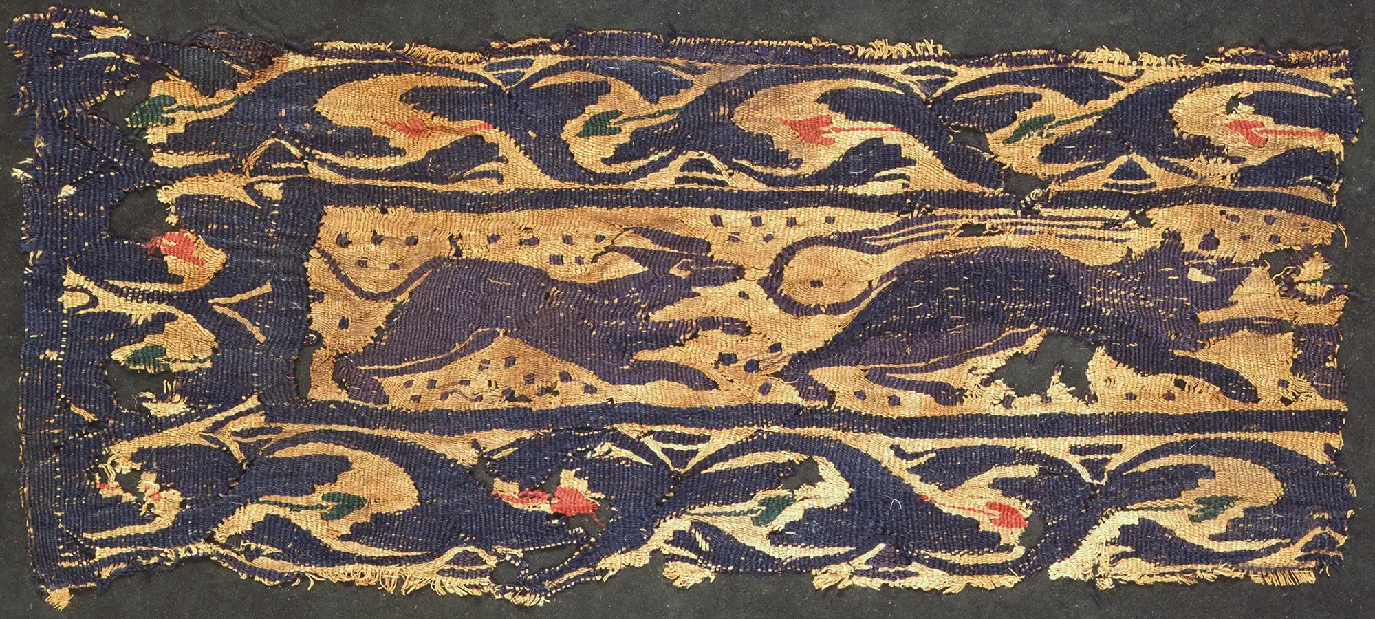 コプト裂「山犬と猫・アカンサス唐草文様綴織裂」<br>
エジプト　4～5世紀